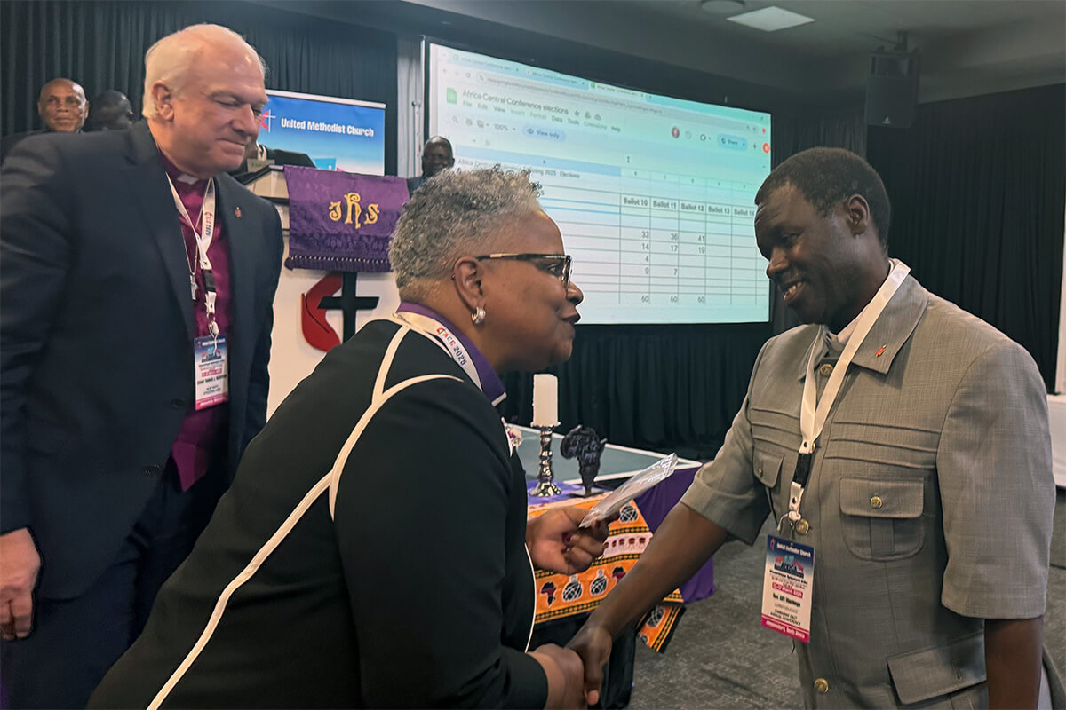 Le Révérend Gift Machinga (à droite), nouvellement élu évêque, reçoit les salutations de l'évêque LaTrelle Easterling sous le regard de l'évêque Thomas Bickerton. La Conférence Centrale d'Afrique a élu M. Machinga du Zimbabwe comme évêque le 15 mars. Photo par Priscilla Muzerengwa, United Methodist Communications.