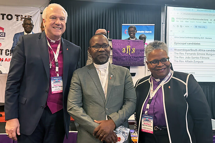 Le Révérend João Filimone Sambo (au centre) pose pour une photo avec les évêques Thomas Bickerton et LaTrelle Easterling après avoir été élu évêque lors de la Conférence Centrale d’Afrique à Johannesburg. Mgr Bickerton et Mgr Easterling représentent le Conseil des Évêques à la Conférence Centrale. Photo de Priscilla Muzerengwa, United Methodist Communications.