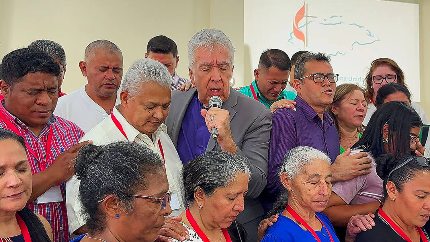El Obispo Rubén Sáenz ora por los/as delegados/as a la Reunión Anual de la Misión Metodista unida de Honduras, durante la clausura de las sesiones. 