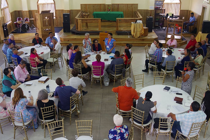 Delegados clérigos/as y laicos/as de las diferentes iglesias locales de todo el país,  escuchan los informes de los distritos y ministerios de la Misión Metodista unida de Honduras.