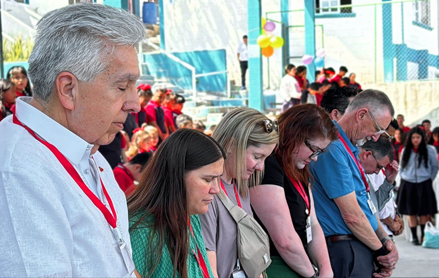 El Obispo Rubén Sáenz ora junto a la comitiva episcopal de la Conferencia Anual de Tejas Central, que le acompañó en su visita al Centro Educativo Metodista Juan Wesley.