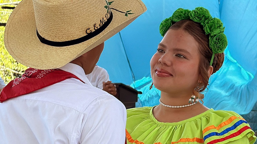 El Centro Educativo Metodista Juan Wesley es una alternativa para el crecimiento y desarrollo sano de la juventud en Ciudad España, la cual vive en permanente riesgo ante el accionar de las pandillas delincuenciales.