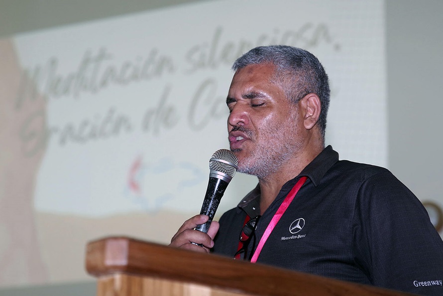 El Pastor Luis Soto, Superintendente del Distrito Norte, dirige una oración antes de pronunciar el sermón de clausura durante el cierre de la reunión anual de la misión.