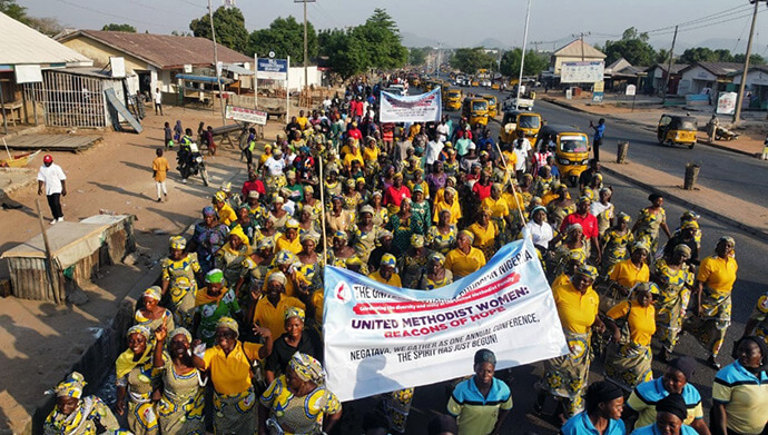 Des femmes Méthodistes Unies en uniforme participent à une marche de l'unité avant la cérémonie d'ouverture de l'assemblée conjointe des Conférences Annuelles de l'Eglise Méthodiste Unie du Nigéria, du 17 au 23 mars à Jalingo. Photo par le Révérend Filibus Bakari Auta, UM News.