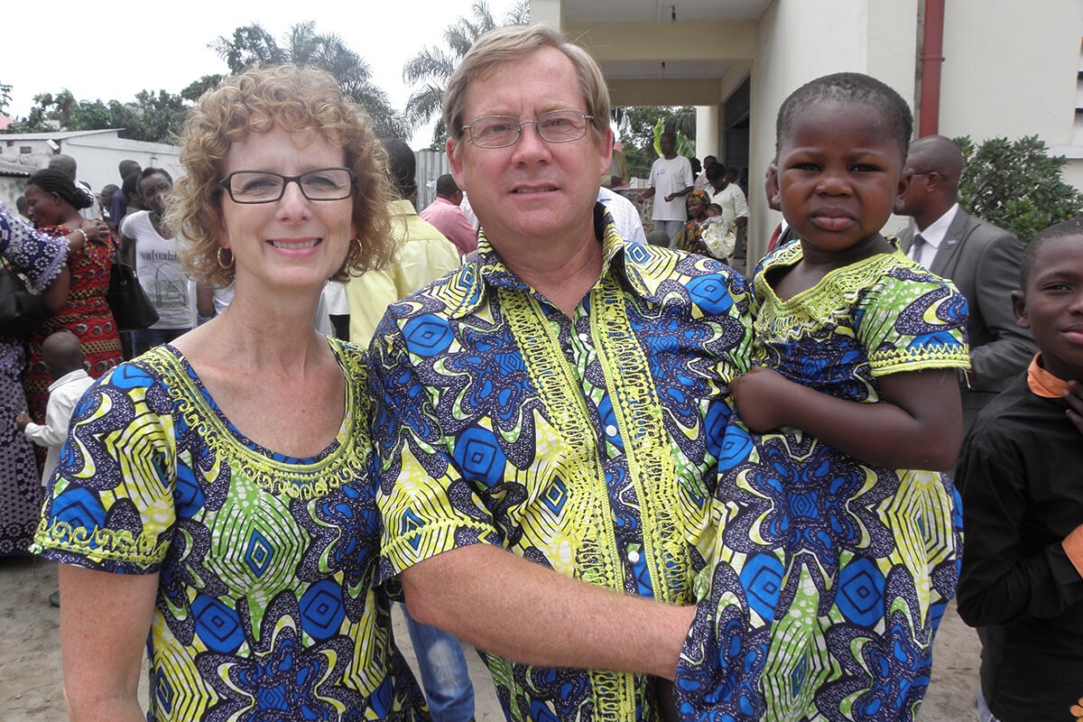 Susie et Ed Keefer posent avec Miriam, âgée de 4 ans, à Kinshasa, au Congo, en 2013. Peu après, Miriam est rentrée aux États-Unis avec les Keefer. Les tenues assorties ont été offertes par le Dr Rebecca Yohadi. Photo avec l'aimable autorisation de Susie Keefer.