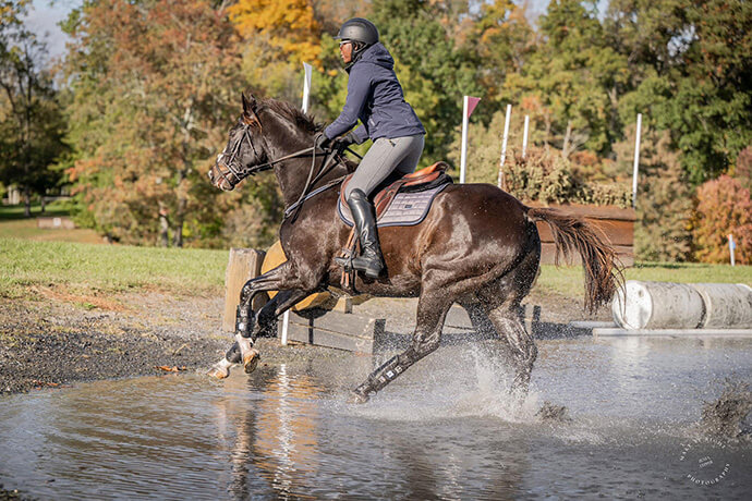 Miriam Keefer, âgée de 15 ans, s'entraîne en octobre 2024 à Loch Moy Farms à Adamstown, dans le Maryland. Avec l'aimable autorisation de Susie Keefer.