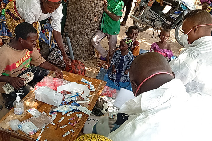 Le Dr Naason Markus et d'autres membres de l'équipe médicale collectent des échantillons pour des tests de diagnostic lors d'une exposition sur la santé parrainée par l'association des femmes méthodistes unies au village de Yapilo dans la conférence du Nord du Nigeria le 29 mars. L'exposition comprenait des examens médicaux gratuits et des traitements pour divers problèmes de santé, notamment l'hépatite, l'hypertension artérielle, la tuberculose, les problèmes de vue, la typhoïde et le paludisme. Photo par Ibrahim Babangida, UM News. 
