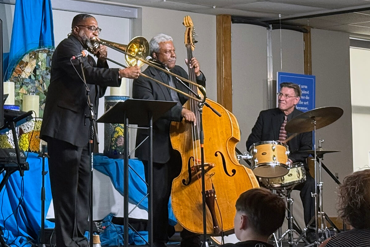 O John Henry Ensemble, liderado pelo Rev. John Henry no trombone (à esquerda), toca um concerto de jazz na noite de 5 de abril durante a Conferência da Paz em Lake Junaluska, Carolina do Norte. Henry, pastor metodista unido e diretor do programa de música da Universidade A&T em Greensboro, Carolina do Norte, também cantou e tocou trombone durante o culto da conferência. Foto de Crystal Caviness, Comunicações Metodistas Unidas.