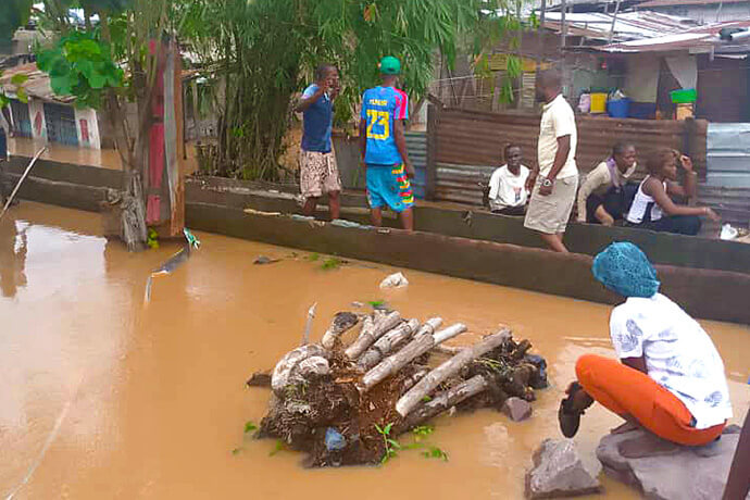 Des habitants traversent les eaux de crue en pirogue à Kinshasa, au Congo. Les inondations du 5 avril ont endommagé les maisons des membres de l'église et deux Églises Méthodistes Unies. Photo du révérend Fiston Okito, UM News.