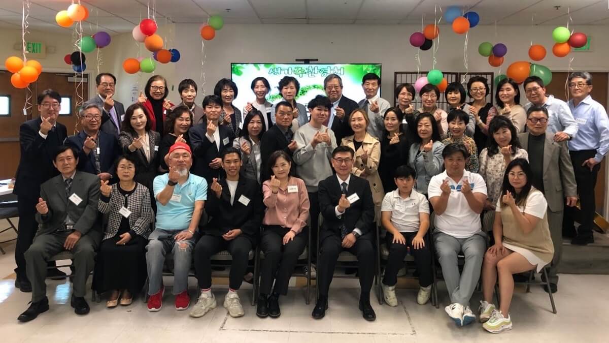 지난해 4월 21일, 로스펠리즈 연합감리교회에서는 21명의 새 교우가 입교식을 가졌다. 사진은 입교식 후 열린 환영식 모습. 사진 제공, 로스펠리즈 연합감리교회.