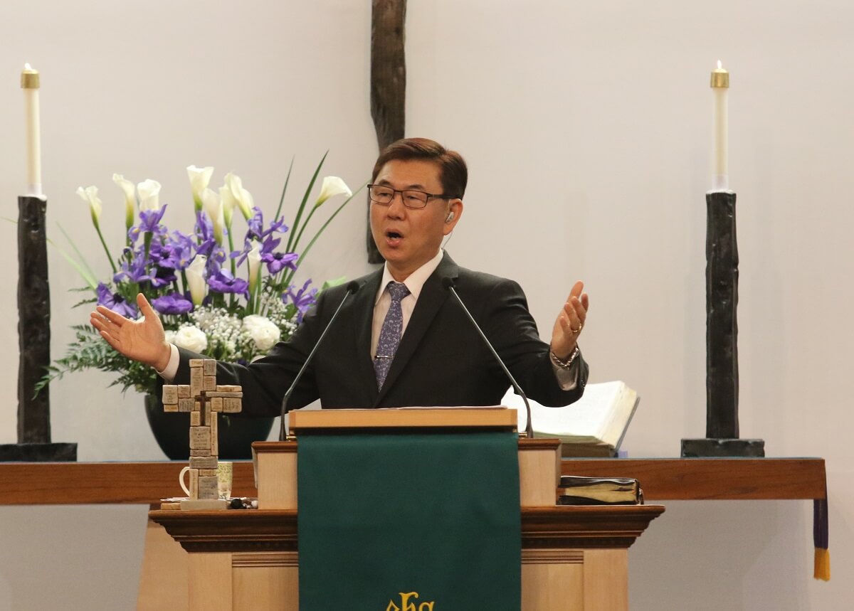 로스펠리즈 연합감리교회 6대 담임목사인 이석부 목사가 예배를 인도하고 있다. 이 목사는 로스펠리즈 교회의 부흥을 이끌고 있다. 사진, 김응선 목사, 연합감리교뉴스.