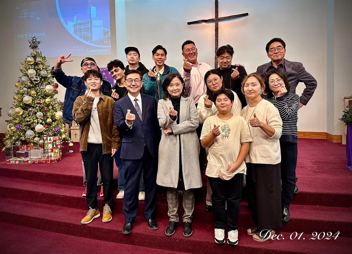 로스펠리즈 연합감리교회 찬양팀은 다양한 문화와 언어적 배경을 지닌 청년들로 구성되어 예배를 풍성하게 만들고 있다. 사진 제공, 로스펠리즈 연합감리교회.