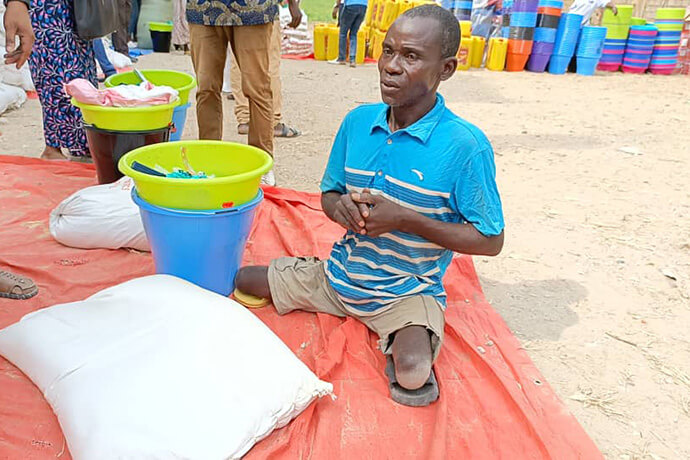 Alonga Farale, l'un des bénéficiaires de l'assistance méthodiste unie aux victimes et aux personnes déplacées suite aux conflits communautaires au Congo. Depuis février 2023, un conflit foncier entre les communautés Mbole et Lengola à Lubunga, dans la région de Kisangani, a provoqué une crise humanitaire, avec plus de 500 morts et des milliers de déplacés. Photo par Lebon Okito, UM News.