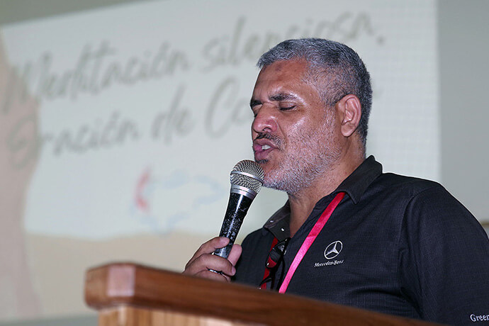 Pastor Luis Soto, Northern District superintendent, leads a prayer before delivering the closing sermon at the annual mission meeting in Tegucigalpa, Honduras. Photo by the Rev. Gustavo Vasquez, UM News.