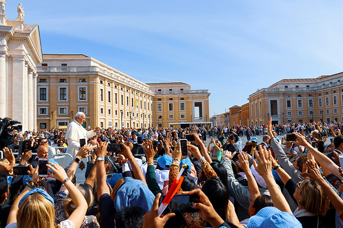 A crowd of people greet Pope Francis in front of St. Peter's Basilica in Vatican City in 2019. File photo by Photo by Ágatha Depiné, courtesy of Unsplash.com.