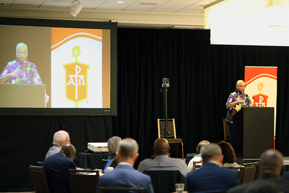 Dans son discours présidentiel, la présidente du Conseil des Évêques, Tracy S. Malone, souligne les défis auxquels sont confrontés les Méthodistes Unis, notamment la nécessité de se reconstruire après les désaffiliations d'églises et de faire face à la montée de la cruauté et à l'érosion des droits de l'homme. Malone, qui dirige également la Conférence de l'Indiana, s'adressait aux évêques réunis à Chicago cette semaine. Photo de Paul Gómez, United Methodist Communications.