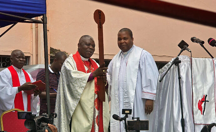 Momento de entrega simbólica das chaves, realizado pelo reverendo Vladimir Agostinho (direita), que simbolicamente entregou o edifício episcopal ao novo líder da Conferência, Bispo Moisés Bernardo Jungo. Foto de Orlando da Cruz, Notícias da MU. 
