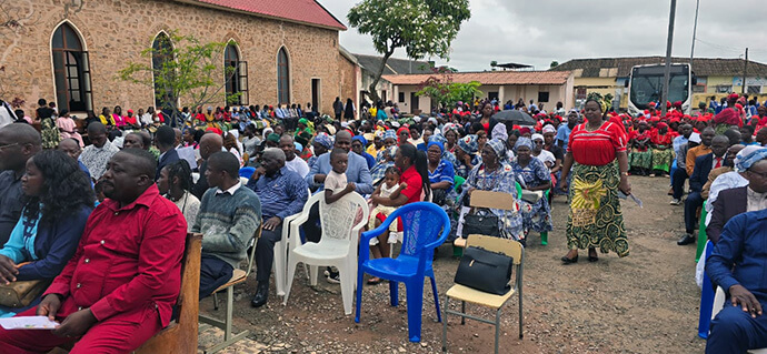 Pátio da Igreja Central de Malanje no último dia 30 de março, quando cerca de mil membros e convidados da Conferência Anual do Leste de Angola se reuniram para a instalação do seu 3º Bispo. 