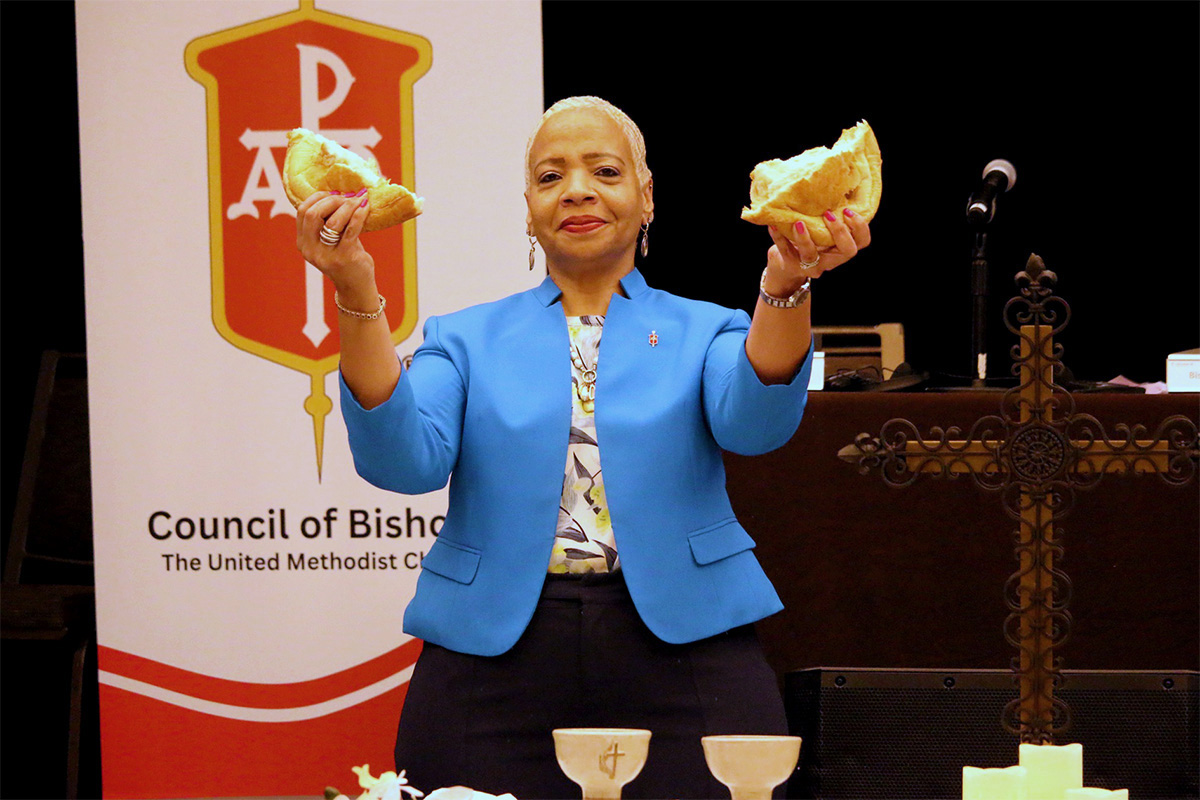 A presidente do Conselho dos Bispos, Tracy S. Malone, que também lidera a Conferência de Indiana, oficia a Santa Ceia no culto de encerramento da reunião do Conselho dos Bispos, de 27 de abril a 2 de maio, em Chicago. Durante a reunião, os bispos revelaram uma nova declaração de visão que planejam ajudar a denominação a concretizar. Foto de Rick Wolcott, Conselho dos Bispos.