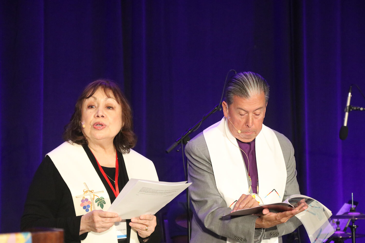 Os bispos Minerva G. Carcaño e David Wilson lideram o culto inaugural da Cúpula de Imigração da GCORR. Foto de David Burke.