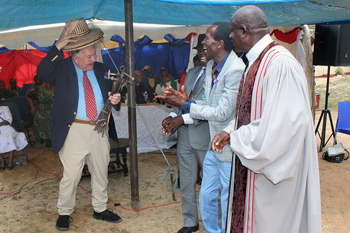 Ralph Duckworth, président de la Nyadire Connection, porte un chapeau souvenir offert par la communauté de Chindenga pour ses efforts de revitalisation des cliniques rurales de l'hôpital de la mission Nyadire au Zimbabwe, un projet évalué à plus de 1,7 million de dollars. Mme Duckworth a assisté à l'inauguration du centre de santé de Chindenga le 22 février. Photo par Kudzai Chingwe, UM News.