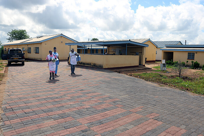 Les travailleurs de la santé de la clinique Dindi de l'Église Méthodiste Unie dans le district de Pfungwe au Zimbabwe quittent la clinique armés d'un mégaphone et de vaccins contre la polio dans des boîtes réfrigérantes. Ils se rendent dans le centre d'affaires voisin et dans les communautés locales pour promouvoir la sensibilisation à la polio, ainsi que sur le site pour vacciner les enfants de moins de 10 ans. La clinique Dindi a été reconstruite par le programme Global Health du United Methodist Board of Global Ministries. Photo par Eveline Chikwanah, UM News.