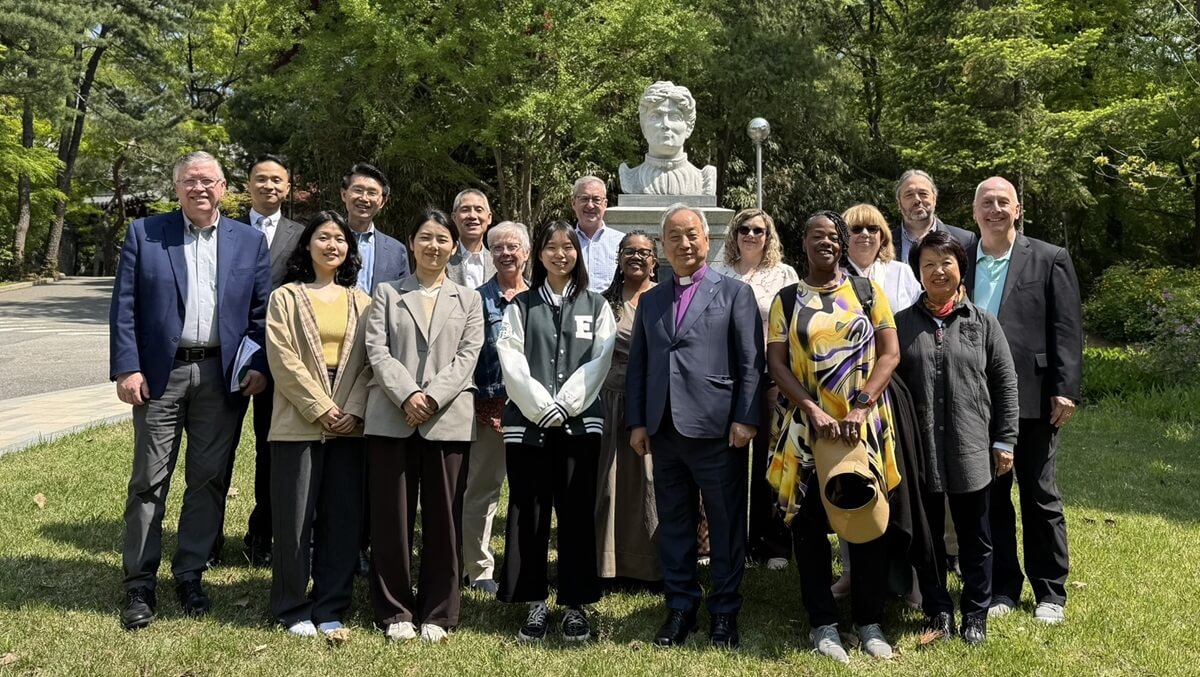오하이오 감독구의 정희수 감독을 비롯한 13명의 지도자가 4월 23일부터 29일까지 한국 선교 140주년을 기념해 역사적 선교의 발자취를 따라 한국을 방문했다. 사진은 2025년 4월 28일, 이화여자대학교를 방문한 오하이오 감독구 지도자들이 메리 스크랜턴 조각상 앞에서 동 대학교 학생들과 함께한 모습이다. 사진 제공, 리처드 울코트 주니어, 동오하이오 연회.