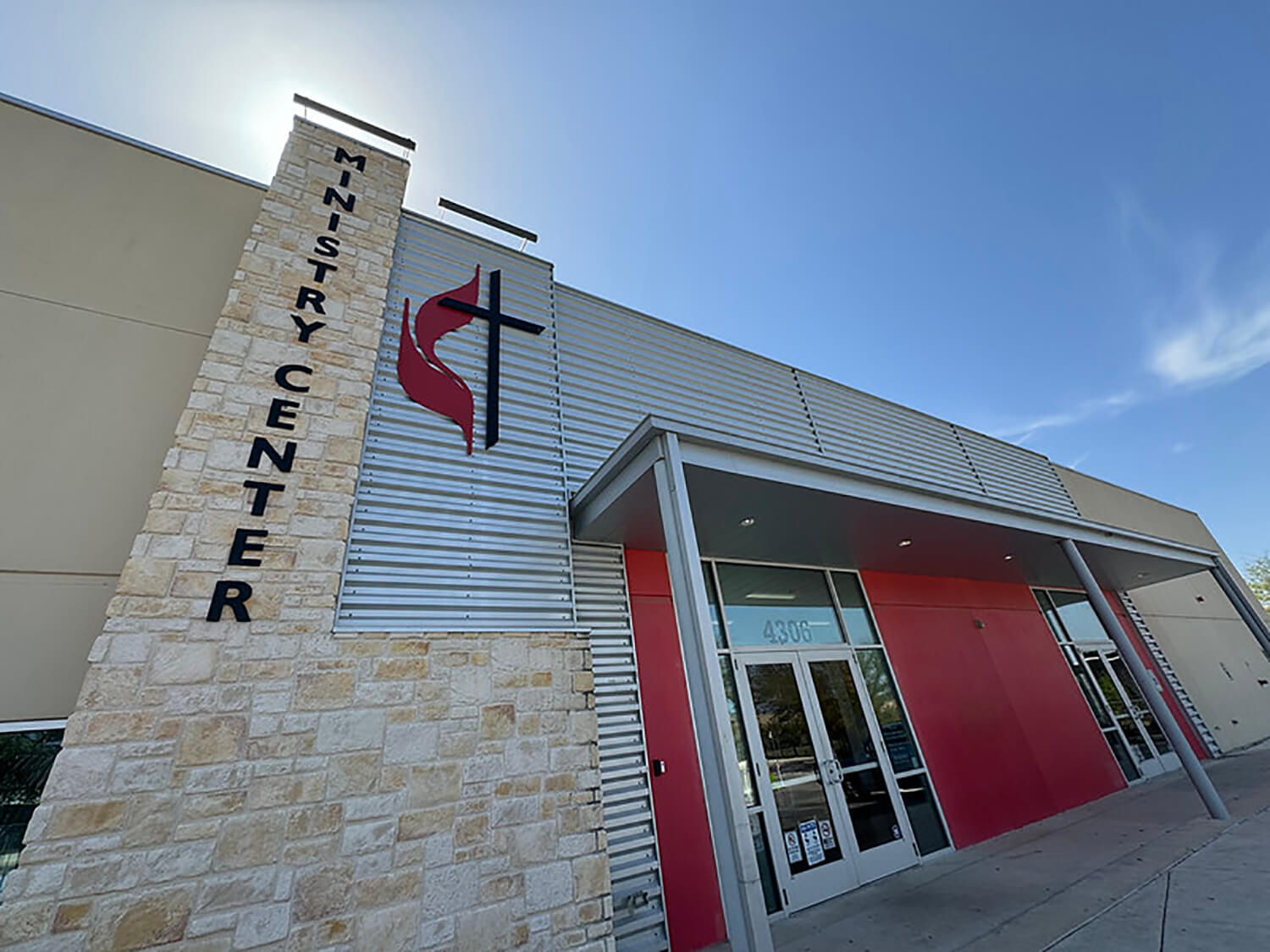 Uno de los edificios del Centro de Ministerios de la IMU Northern Hills, donde funcionan las oficinas administrativas, salones de cuidado infantil y la congregación hispana, entre otras dependencias. Foto Rev. Gustavo Vasquez, Noticias MU.