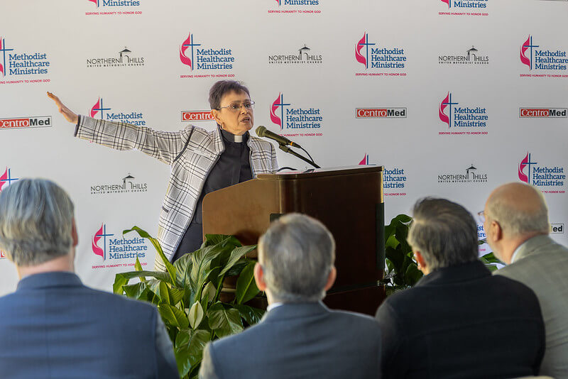 Intervención de la Revda. Lupina Villapando Stewart, pastora titular de la IMU Northern Hills, durante la ceremonia de inauguración del nuevo edificio del Centro de Ministerios. Foto cortesía de la IMU Northern Hills.