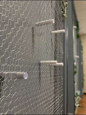 Las peticiones de oración  son colocadas en el Muro de Oración del Centro de Ministerios de la IMU Northern Hills. Foto Rev. Gustavo Vasquez, Noticias MU.