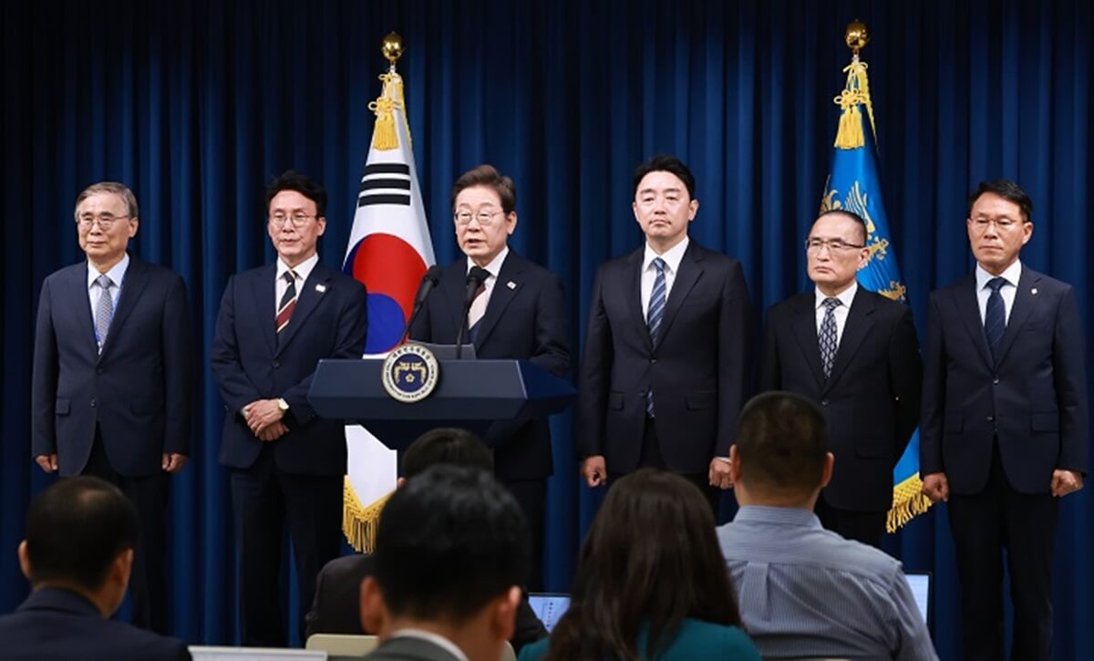 이재명 대통령이 4일 서울 용산 대통령실 청사에서 열린 새 정부 첫 인사 발표를 하고 있다. (왼쪽부터) 이종석 국가정보원장 후보자, 김민석 국무총리 후보자, 이 대통령, 강훈식 대통령비서실장, 위성락 안보실장, 황인권 대통령경호처장. 사진 출처, 대한민국 정책브리핑(www.korea.kr) 