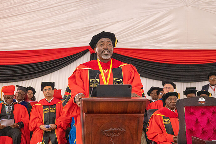 Le vice-chancelier Peter M. Mageto prononce un discours lors de la 31e cérémonie de remise des diplômes de Africa University, le 7 juin. Il a déclaré que l'institution méthodiste unie réimagine la façon dont les universités servent leurs communautés et se concentre sur la recherche, l'innovation et l'entreprise. Photo avec l'aimable autorisation du bureau des affaires publiques de Africa University.