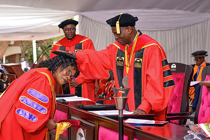 Martha Kabaira Chikowore reçoit un doctorat honorifique des mains de Mgr Gaspar J. Domingos, chancelier de Africa University, en reconnaissance du rôle qu'elle a joué dans la création du programme de maîtrise en propriété intellectuelle de Africa University en 2008. Mme Chikowore a prononcé le discours principal lors de la 31e cérémonie de remise des diplômes de l'université, le 7 juin. Photo reproduite avec l'aimable autorisation du Bureau des affaires publiques de Africa University.