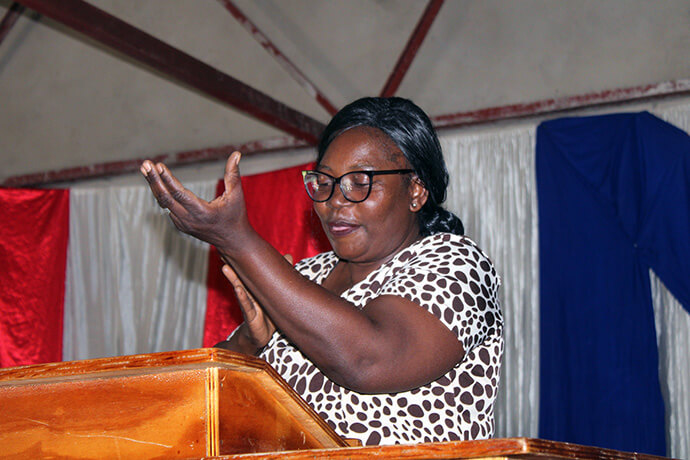 Emma Katema, évangéliste et interprète à l'Église Méthodiste Unie King Solomon à Mutare, au Zimbabwe, communique lors d'une session d'intendance et de tempérance à l'église. Emma Katema a déclaré que le missionnaire Collins Kwasi Prempeh l'avait motivée à poursuivre son rêve de devenir pasteur. Photo par Kudzai Chingwe, UM News.