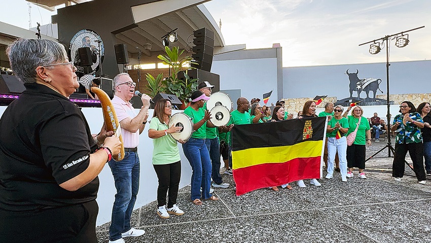 Junto a la Obispa Lizzette Gabriel Montalvo (izquierda), una delegación de hermanos/as de la Iglesia Metodista “Mesón de Amor”, cantaron y bailaron alabanzas a ritmo de plena, ondeando la bandera del municipio de Guayama donde se localiza la congregación. Foto Rev. Gustavo Vasquez, Noticias MU.