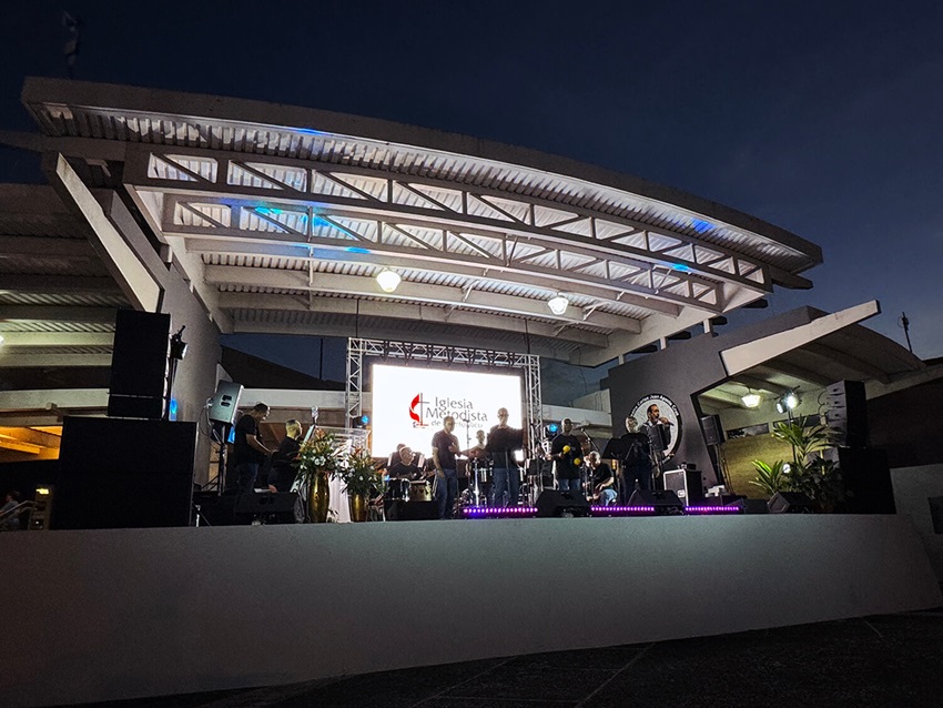 La celebración se desarrolló durante la tarde y horas de la noche, al ritmo de salsa y otros géneros musicales, con grupos y cantantes cristiano/as de diferentes denominaciones, quienes atendieron la invitación  y homenajearon al pueblo metodista en el aniversario de la iglesia. Foto Rev. Gustavo Vasquez, Noticias MU. 
