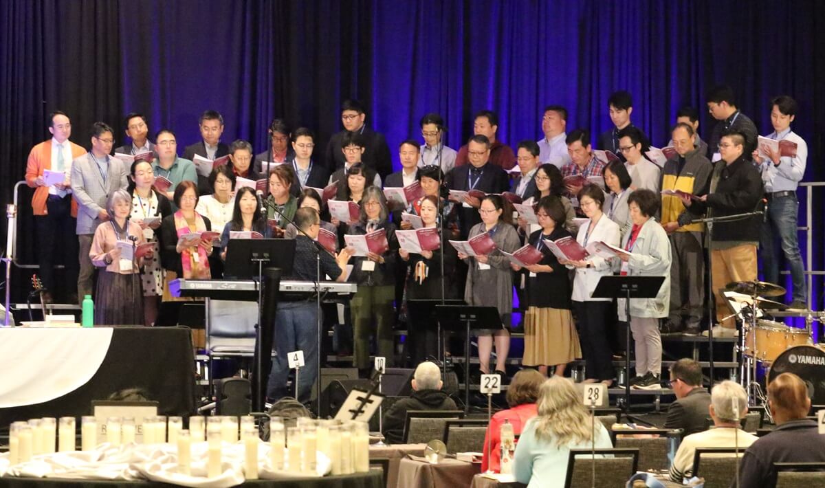 2025년 6월 11일, 북일리노이 연회 목회자 은퇴 예배에서 임대규 목사가 지휘하는 한인목회자 찬양팀이 찬양을 하고 있다. 사진, 김응선 목사, 연합감리교뉴스.