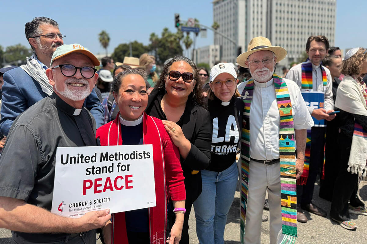 Da esquerda para a direita, o Rev. Frank Wulf, a Revda. Allison Mark, Monalisa Tui'tahi, a Revda. Hannah Adair Bonner e o Rev. David Farley posam para uma foto durante uma vigília em 9 de junho em frente ao prédio federal de Los Angeles para orar pelos imigrantes detidos. A Bispa Dottie Escobedo-Frank, da Conferência Califórnia-Pacífico, também estava presente. Ministérios Metodistas Unidos, incluindo o Conselho de Bispos e a Junta Metodista Unida de Igreja e Sociedade, estão entre as 215 organizações não governamentais que receberam uma carta de uma comissão do Congresso que investigava seus ministérios com comunidades imigrantes. Mark é presidente da Igreja e Sociedade. Foto cortesia da Conferência Califórnia-Pacífico.