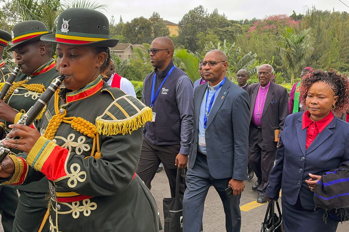 La fanfare de l'administration pénitentiaire Kenyane ouvre la procession au début du sommet des Chefs de Conférences Méthodistes du Conseil Méthodiste Africain, le 14 mai à Nairobi, au Kenya. Les dirigeants Episcopaux Wesleyens ont eu l'occasion de discuter de la Régionalisation de l'Eglise Méthodiste Unie et de son impact sur toutes les Dénominations Méthodistes, ainsi que de la migration et d'autres questions affectant l'Eglise. Photo par Eveline Chikwanah, UM News.