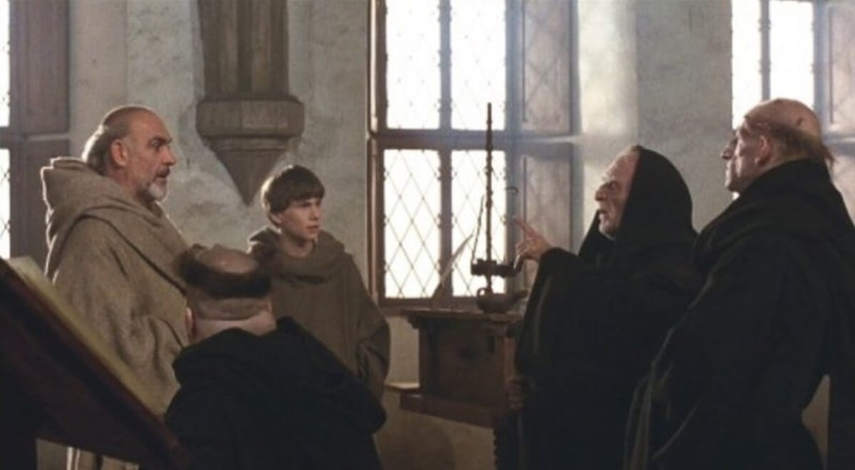 호르헤는 윌리엄에게 프란체스코회는 웃음에 관대하다며, 웃음은 사람을 원숭이처럼 보이게 한다고 비난하자, 윌리엄은 웃음은 인간의 전유물이라고 대답한다. 영화 <장미의 이름>의 한 장면 갈무리.