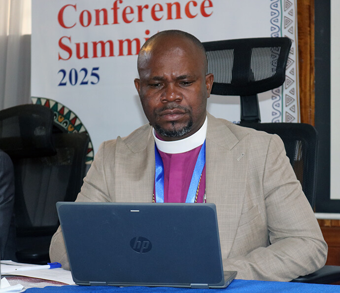 L'Évêque Ande I. Emmanuel, qui dirige les Méthodistes Unis du Nigeria, du Cameroun et du Sénégal, préside l'une des sessions du sommet des chefs de Conférences Méthodistes du Conseil Méthodiste Africain à Nairobi, au Kenya. M. Emmanuel a déclaré que la régionalisation affecterait non seulement l'Église Méthodiste Unie, mais aussi le Méthodisme Africain dans son ensemble. Photo par Éveline Chikwanah, UM News.