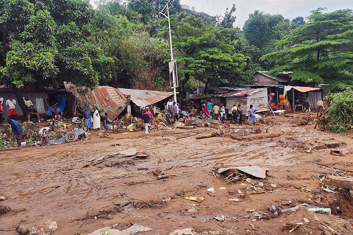 Dans une rue boueuse du quartier de Ngaliema à Kinshasa, des habitants tentent de récupérer quelques biens après que les inondations aient détruit des maisons et des commerces dans leur quartier à la suite de pluies torrentielles le 14 juin. Quatre Méthodistes Unis figurent parmi les quelque 30 personnes qui ont perdu la vie dans les inondations. Photo par le Révérend Fiston Okito, UM News.