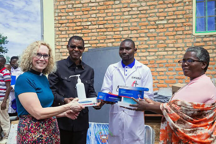 L'évêque Emmanuel Sinzohagera (deuxième à partir de la gauche) et Niyoyankunze Philemon, responsable du centre de santé de Gahambwe (deuxième à partir de la droite), reçoivent un lot de matériel médical offert par le gouvernement des mains du Dr Lyduine Baradahana, ministre de la santé (à droite), en présence de la Révérende Dee Stickley-Miner (à gauche) de Global Ministries. Cette remise symbolise le soutien du gouvernement burundais au projet mené par l'Église Méthodiste Unie. Photo par Jérôme Ndayisenga, UM News.