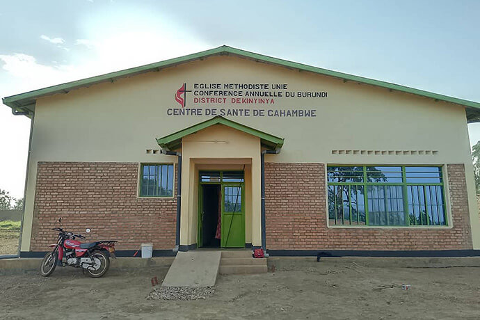 L'un des nouveaux blocs d'accueil et de traitement du centre de santé de Gahambwe est prêt à recevoir les patients de la communauté. Cette infrastructure moderne a été rendue possible grâce à la collaboration entre l'Église Méthodiste Unie, la GBGM et les autorités locales. Photo par Jérôme Ndayisenga, UM News.