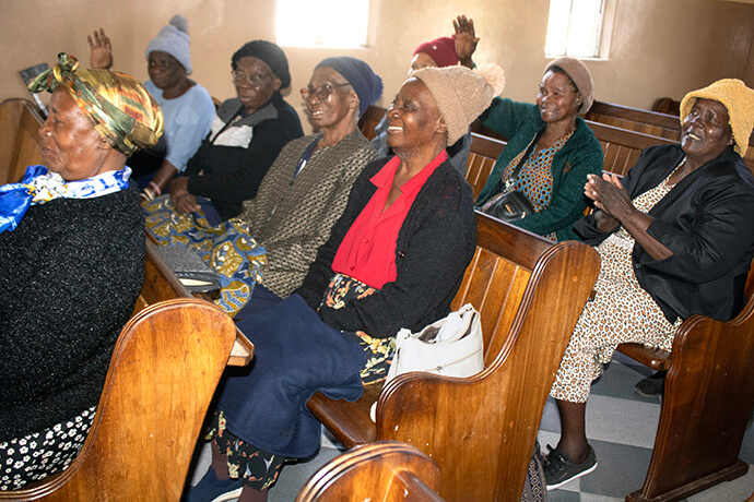 Les membres de l'église assistent à un service au United Methodist Hilltop Circuit à Mutare, au Zimbabwe. Consciente des défis auxquels sont confrontés les fidèles plus âgés, l'Eglise a récemment mis en place un service dédié afin d'enrichir la participation à la vie de l'Eglise. Photo par Kudzai Chingwe, UM News.
