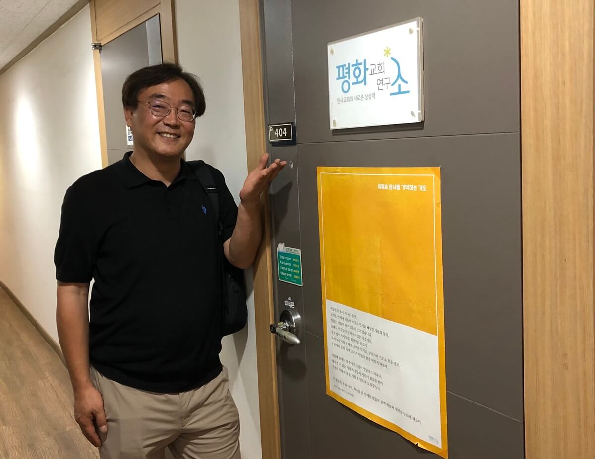 <고난함께> 사무총장 전남병 목사가 평화교회연구소를 연합감리교뉴스에 소개하고 있다. 사진, 김응선 목사, 연합감리교뉴스.