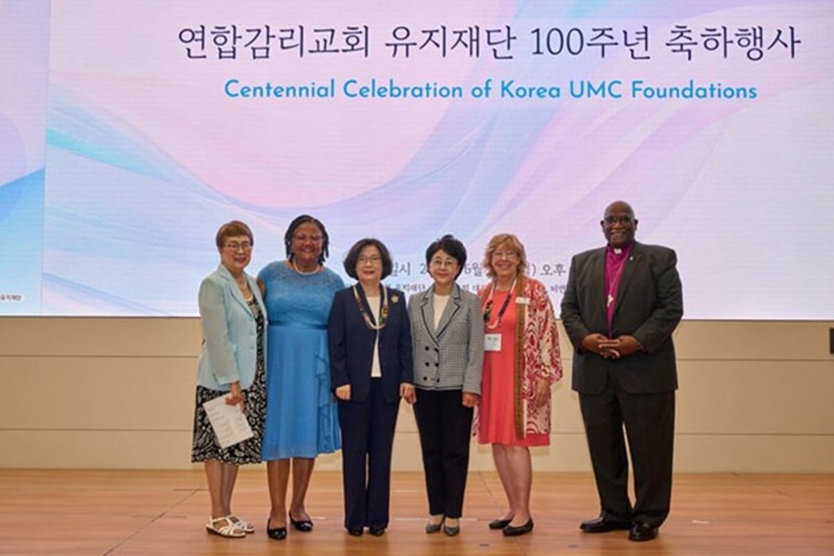 2025년 6월 30일, 이화여자대학교에서 열린 선교 100주년 기념식 후 주요 참석자들이 기념 촬영을 하고 있다. 왼쪽부터, 김혜선 목사(스크랜턴여성리더십센터 소장 겸 미감리교회 대한부인선교부 유지재단 이사), 연합감리교회 여선교회(United Women in Faith) 총무 겸 CEO인 샐리 보너(Sally Vonner),  이화여자대학교 이향숙 총장, 대한부인선교부유지재단 박정혜 이사장, 연합감리교회 여선교회 회장 자나 존스, 연합감리교 총감독회 총무 그레고리 V. 팔머 감독. 사진, 폴 공 목사, 연합감리교회 세계선교부 아시아·태평양 지역 대표.