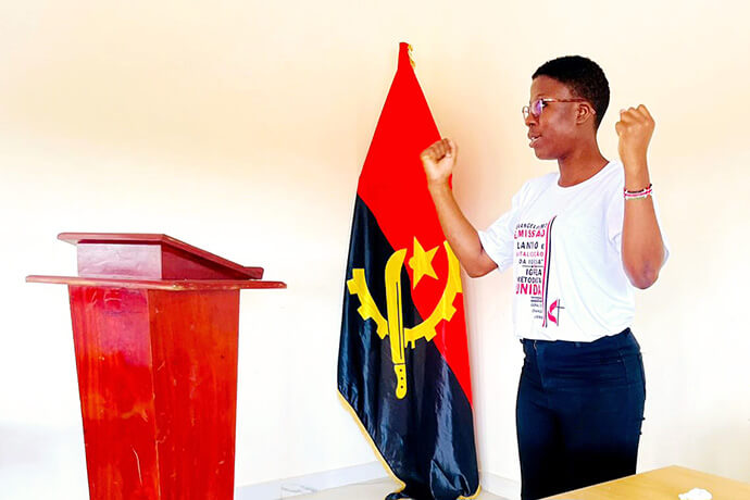 Dra. Sylvia palestrando diante de adolescente no munícipio de Luquembo. Foto Por João Gonçalves Sofia Nhanga, Notícias MU.