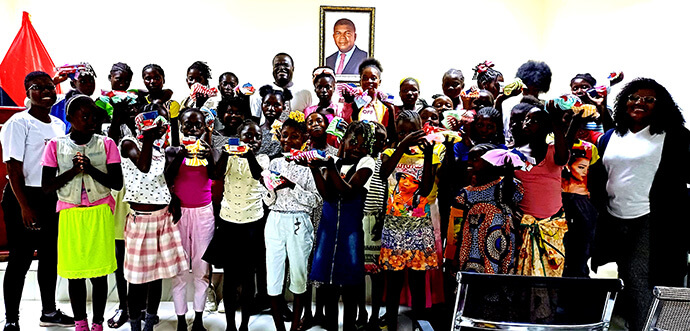 Doutoras Nicol Mbala e Sylvia Wesonga posam com os adolescentes após uma palestra sobre gravidez precoce. Foto Por João Gonçalves Sofia Nhanga, Notícias MU.