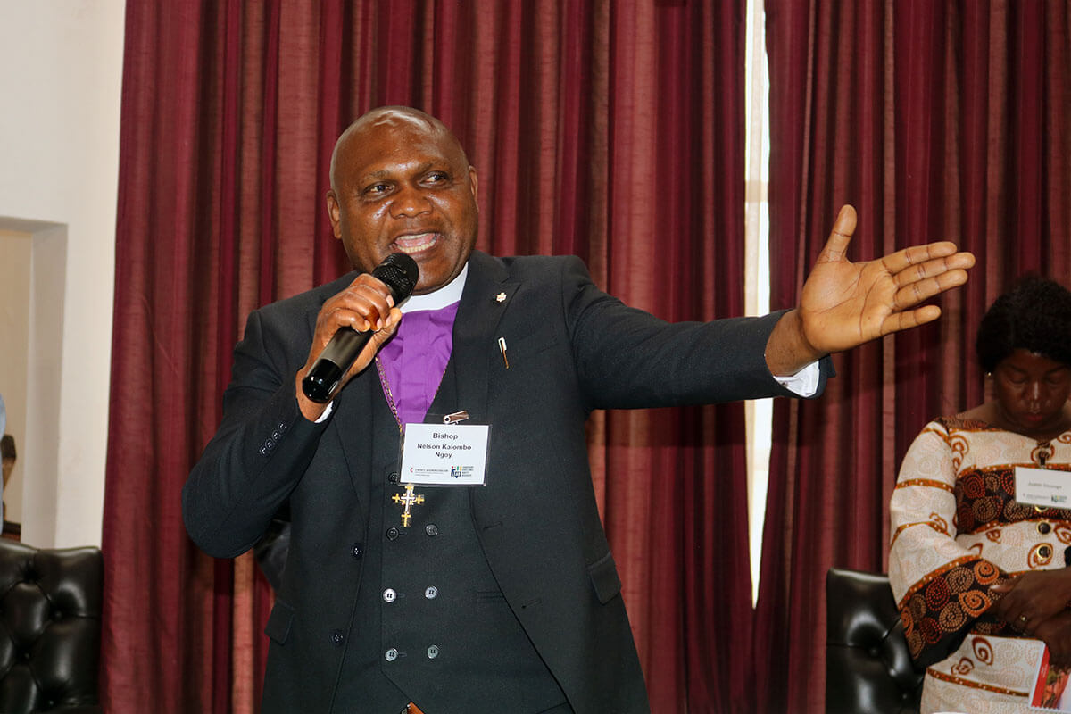 O Bispo Nelson Kalombo Ngoy, da Área Episcopal de Tanganika, concede a bênção no encerramento do culto na Capela Kwang Lim da Universidade de África, no Zimbabwe, durante o Treinamento Quad do Conselho Geral de Finanças e Administração, nos dias 22 e 23 de julho. O treinamento reuniu líderes metodistas unidos do continente africano para juntos traçarem o  futuro financeiro da denominação. Foto de Eveline Chikwanah, UM News.